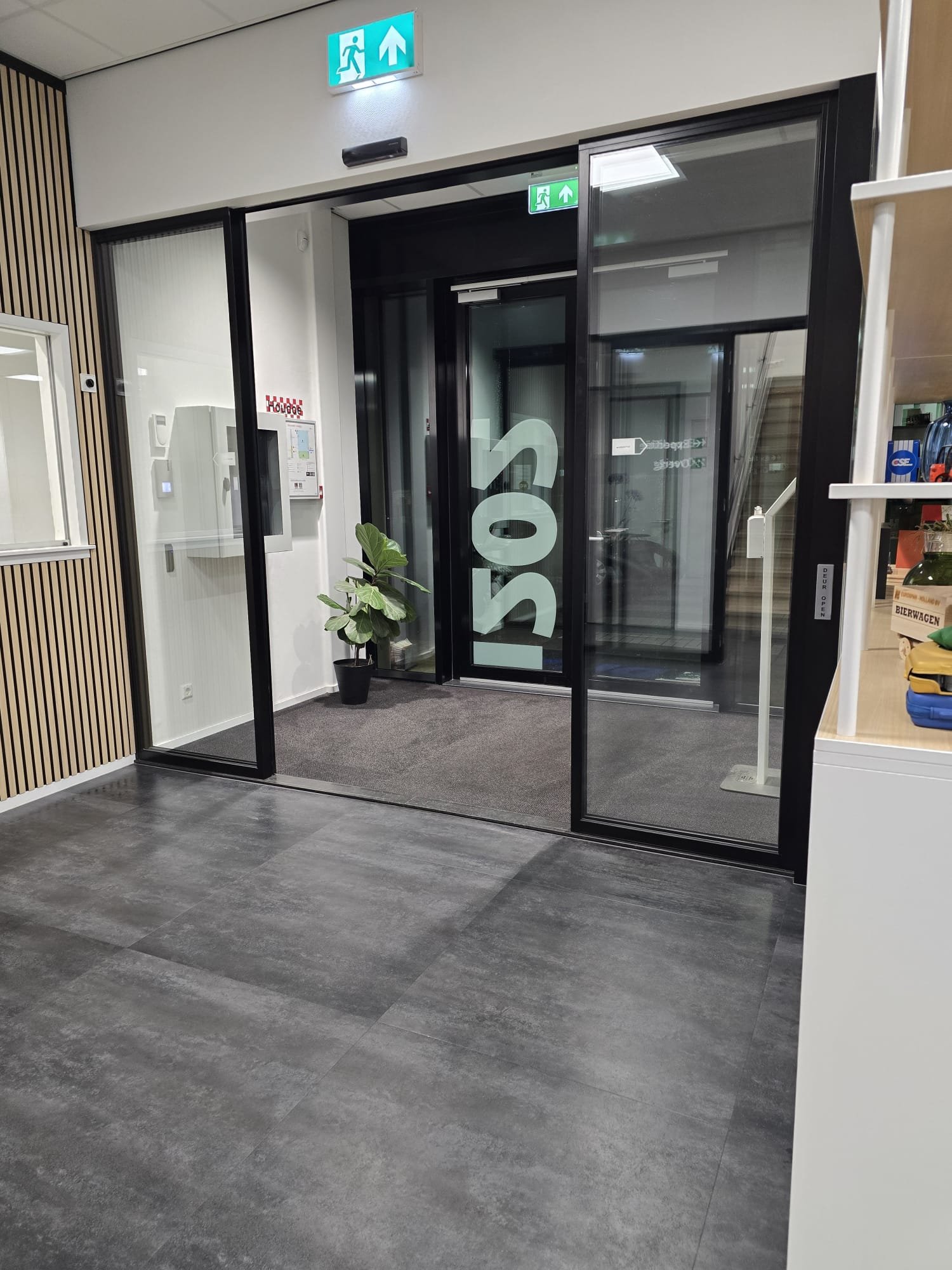 Schone entree van een bedrijfspand