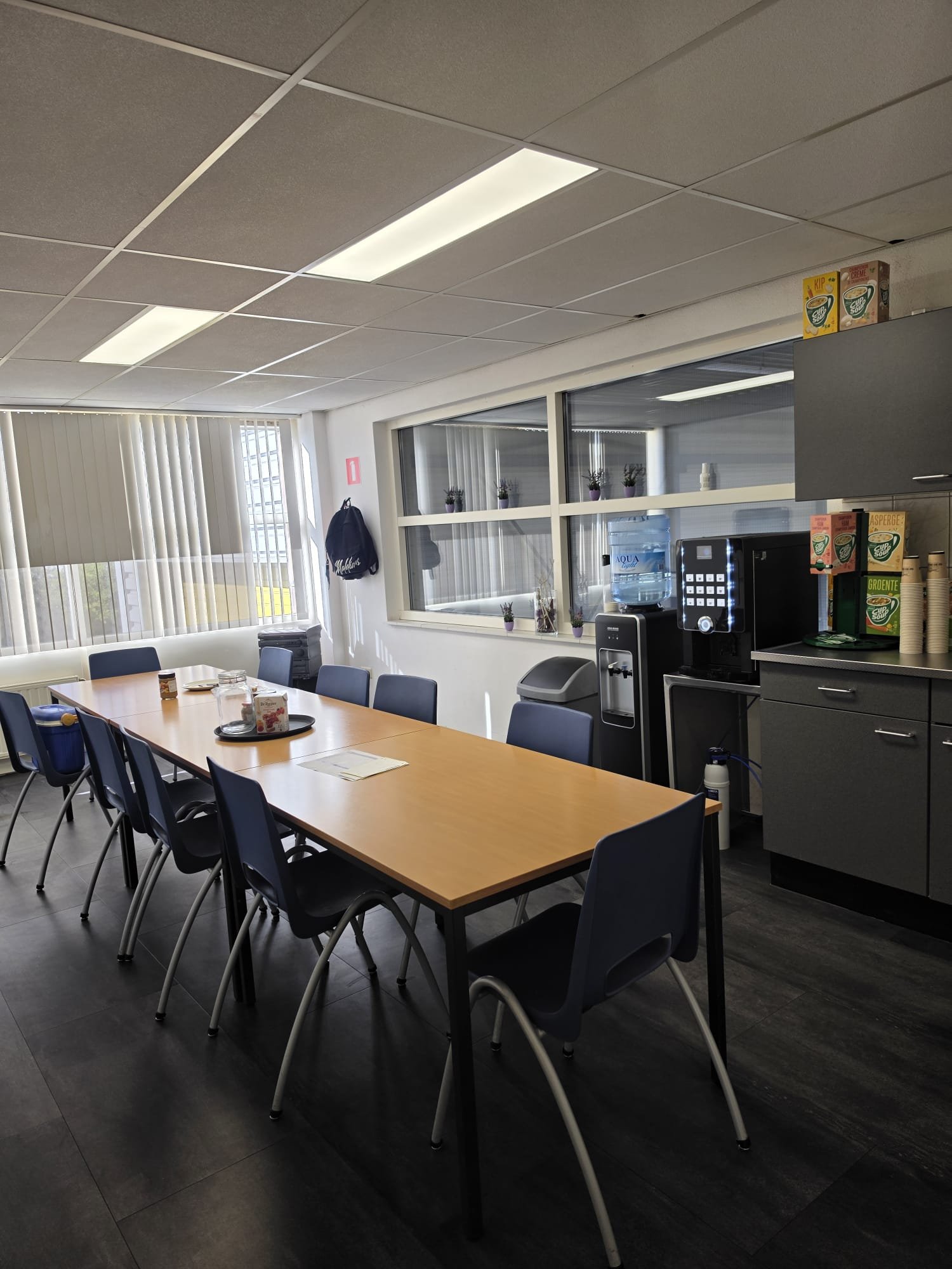 Schone vergaderruimte met lange tafel